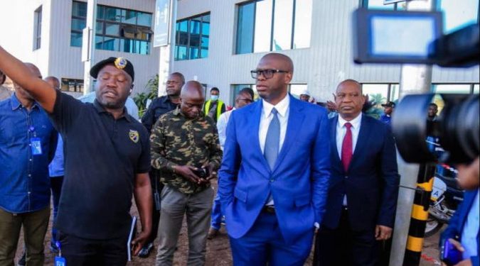Kasumbalesa : Le gouverneur Jacques Kyabula ordonne la fin des tracasseries dont sont victimes les chauffeurs des camions poids lourds