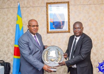 Lignes Maritimes Congolaises : le Directeur Général Jean-Claude Mukendi Mbiyamuenza a reçu le « prix Panorama pour la bonne gouvernance »