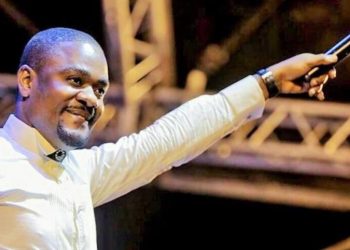 Maajabu : Accablé par la clameur publique sur sa moralité, le pasteur Mike Kalambay démissionne de ses fonctions d’Ambassadeur