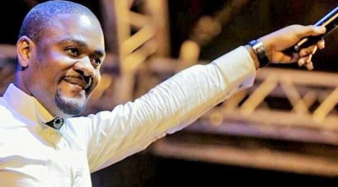 Maajabu : Accablé par la clameur publique sur sa moralité, le pasteur Mike Kalambay démissionne de ses fonctions d’Ambassadeur