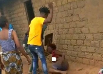 Sud-Kivu : Les miliciens Wazalendo fouettent les femmes porteuses des pantalons et mini-jupes à Kalehe