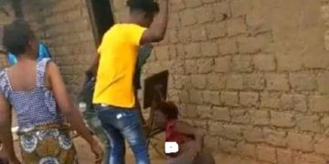 Sud-Kivu : Les miliciens Wazalendo fouettent les femmes porteuses des pantalons et mini-jupes à Kalehe