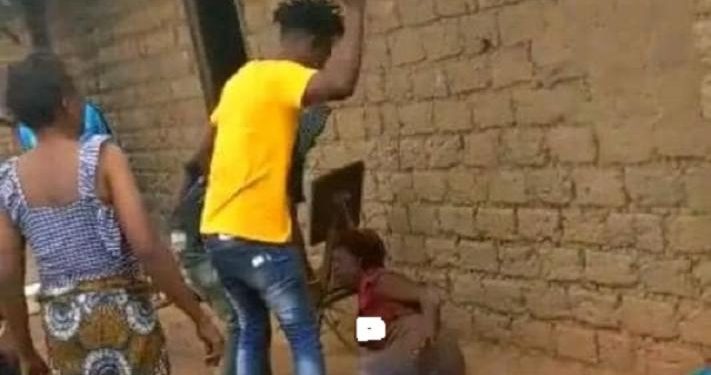 Sud-Kivu : Les miliciens Wazalendo fouettent les femmes porteuses des pantalons et mini-jupes à Kalehe