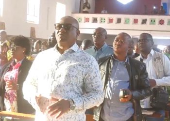 Haut-Katanga : Séjournant à Mokambo, le Vice-gouverneur Jean-Claude Kamfwa a communié avec les fidèles de la paroisse saint Joseph le Travailleur.