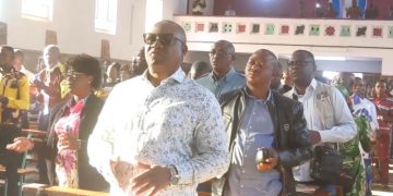 Haut-Katanga : Séjournant à Mokambo, le Vice-gouverneur Jean-Claude Kamfwa a communié avec les fidèles de la paroisse saint Joseph le Travailleur.