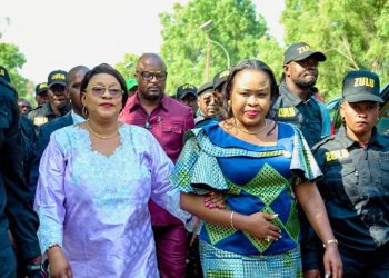 Lubumbashi : la ministre du Genre , famille et enfant Masangu Bibi Muloko accueillie à l’aéroport par Me Gisèle Ngungua