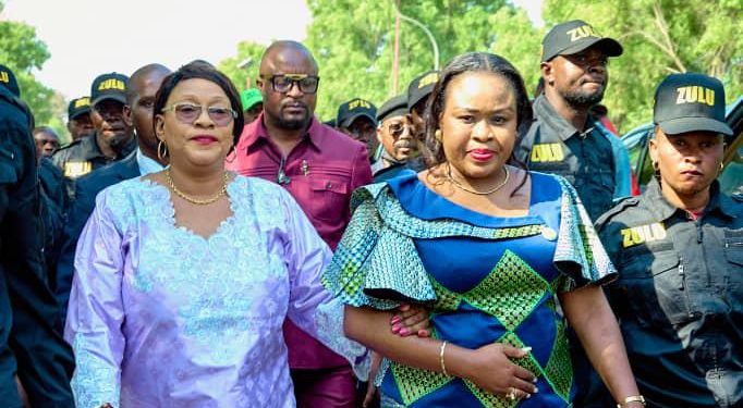 Lubumbashi : la ministre du Genre , famille et enfant Masangu Bibi Muloko accueillie à l’aéroport par Me Gisèle Ngungua