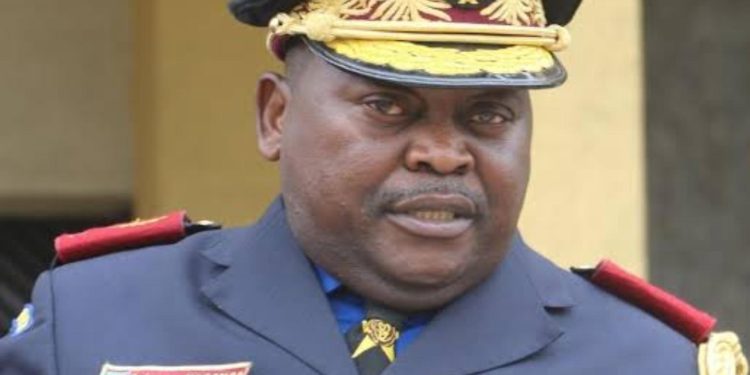 Phénomène kidnapping à Kinshasa : le Général Sylvano Kasongo donne 48heures aux chauffeurs taxis d’enlever leurs vitres fumées