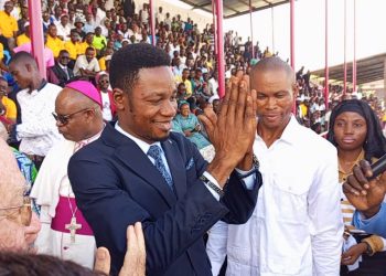Mongala : Éric Basele Liyele inaugure la tribune d’honneur du Stade Père Carlos à Bumba