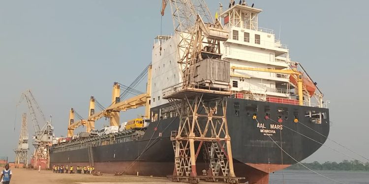 Boma : Accostage du navire AAL MARS , les autorités locales saluent les activités de l’entreprise Lignes Maritimes Congolaises.