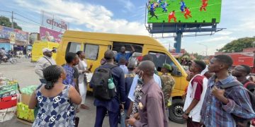 Hausse des prix des produits pétroliers à Kinshasa: les taximen haussent le prix de transport en commun (constat)