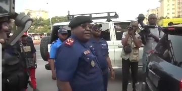 Kinshasa : Le général Sylvano Kasongo ramène l’ordre sur les grandes artères de la ville en interpellant plusieurs véhicules mal stationnés
