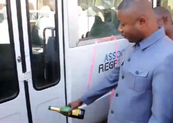 Lubumbashi : Jethro MUYOMBI dote l’association socioculturelle BWINO-I-BANTOU d’un bus de 40 places