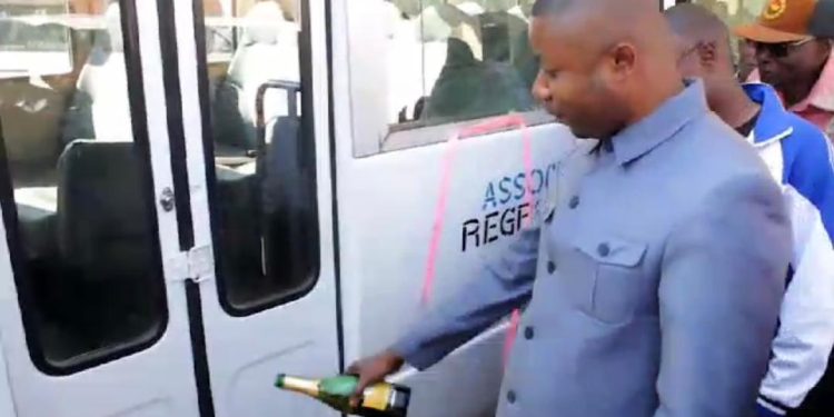 Lubumbashi : Jethro MUYOMBI dote l’association socioculturelle BWINO-I-BANTOU d’un bus de 40 places