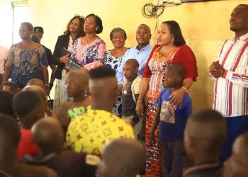 Haut-Katanga : La ministre provinciale du genre Gisèle Ngungua a apporté une assistance aux enfants de la rue logés au centre Lukuni