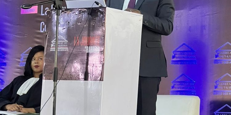 Haut-Katanga : Face aux avocats, le professeur Désiré-Cashmir Kolongele explique l’importance du Code du numérique