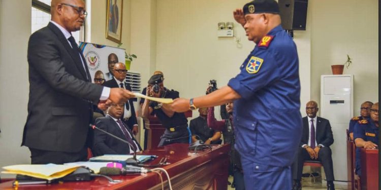 Insécurité à Kinshasa : le ministre de l’intérieur Peter Kazadi exhorte le nouveau commissaire provincial à mettre tout en œuvre pour sécuriser la population