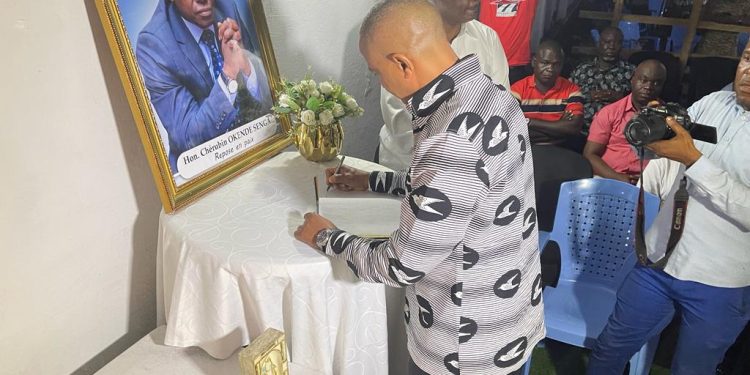 Assassinat de Chérubin Okende : Ensemble pour la République met en berne les emblèmes du parti jusqu’au jour de l’inhumation de l’illustre disparu (Communiqué)