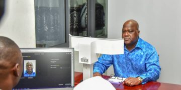 RDC : Le Chef de l&rsquo;État Félix Tshisekedi a reçu le premier modèle de la nouvelle carte d&rsquo;identité nationale
