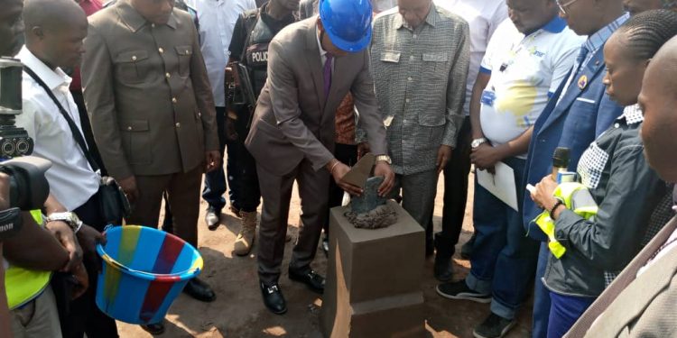 Électrification de Lomami : Les travaux d’installation des mini-centrales photovoltaïques lancés à Mwene-ditu