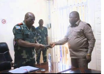 Guerre à l&rsquo;Est: l&rsquo;Assemblée nationale remet 100 mille dollars américains au gouvernement provincial de l&rsquo;ituri pour soutenir les opérations militaires