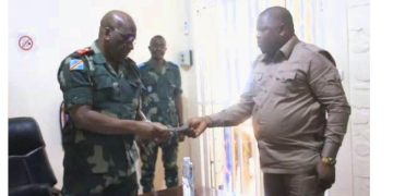 Guerre à l&rsquo;Est: l&rsquo;Assemblée nationale remet 100 mille dollars américains au gouvernement provincial de l&rsquo;ituri pour soutenir les opérations militaires