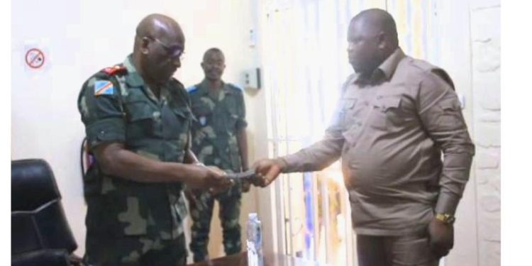 Guerre à l’Est: l’Assemblée nationale remet 100 mille dollars américains au gouvernement provincial de l’ituri pour soutenir les opérations militaires