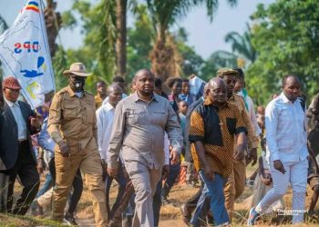 Kasaï-Oriental: le gouverneur Mathias Kabeya en visite de proximité dans plusieurs quartiers de la commune de Dibimbi