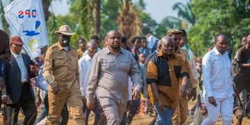 Kasaï-Oriental: le gouverneur Mathias Kabeya en visite de proximité dans plusieurs quartiers de la commune de Dibimbi