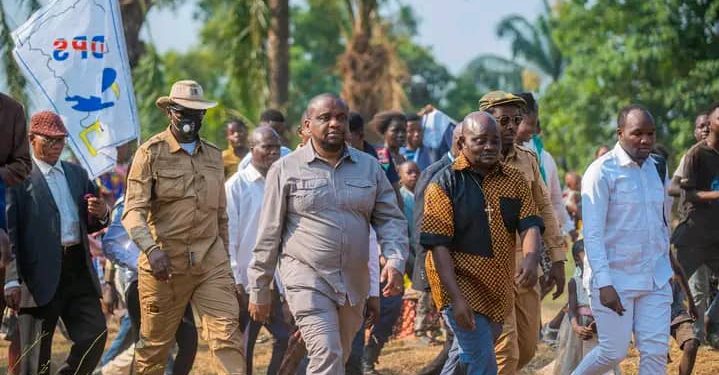 Kasaï-Oriental: le gouverneur Mathias Kabeya en visite de proximité dans plusieurs quartiers de la commune de Dibimbi