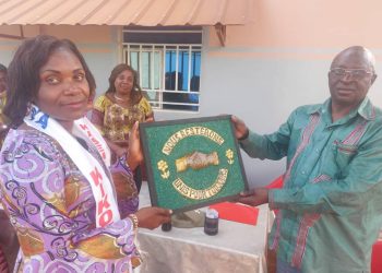 Lubumbashi : un cadeau symbolisant l’unité remis à l’honorable Ghislain Kienge Dyashi président honoraire et sage de l’association Kikoko