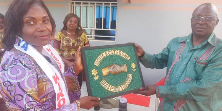 Lubumbashi : un cadeau symbolisant l’unité remis à l’honorable Ghislain Kienge Dyashi président honoraire et sage de l’association Kikoko