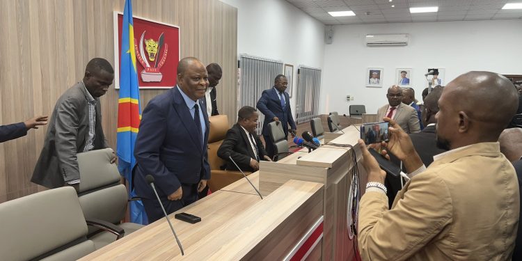 Assassinat de Chérubin Okende : «L’infortuné a été tué par balle. Une arme a été trouvée dans son véhicule… une personne a été arrêtée et auditionnée » ( Procureur)