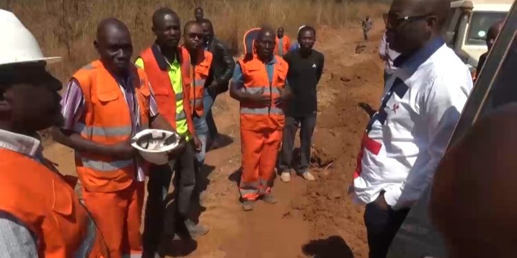 Haut-Katanga : Jacques Kyabula inspecte les travaux de réhabilitation de la route Kasomeno-Lupembe