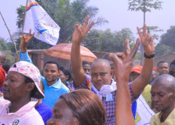 Mwene-ditu : accompagné d&rsquo;une foule innombrable, Jean Claude Lubamba dépose sa candidature à la députation nationale