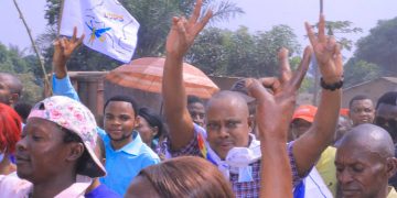 Mwene-ditu : accompagné d&rsquo;une foule innombrable, Jean Claude Lubamba dépose sa candidature à la députation nationale