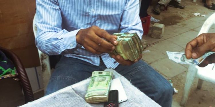 Dépréciation du franc congolais: Spéculation du taux de change sur le marché, plusieurs forfaits constatés dans le chef des cambistes à Kinshasa (Constat)