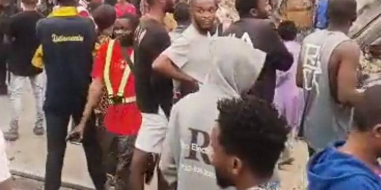 Kinshasa : Près de 3 morts et plusieurs dégâts matériels enregistrés ce mardi à la suite de l’incendie d’un camion-citerne rempli d’essence au rond-point Ngaba