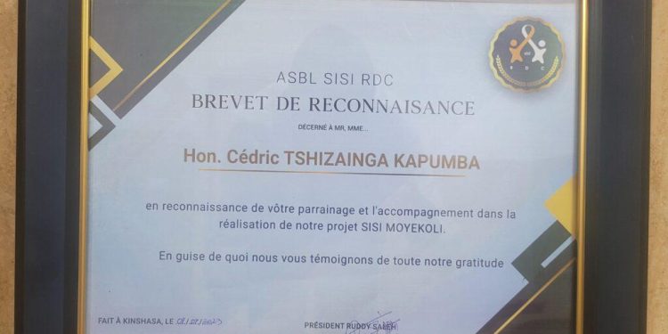 Société : L’ASBL Sisi RDC remet un prix de reconnaissance à l’honorable Cédric Tshizainga, grâce à sa prise en charge des enfants désœuvrés