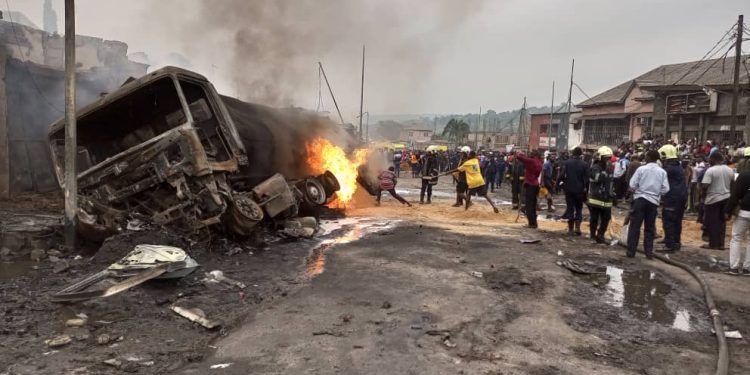 Incendie d’un camion-citerne au rond-point Ngaba: une brigade spéciale est mise sur pied pour surveiller le transport des carburants dans les grandes agglomérations (Didier Budimbu)