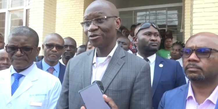 Haut-Katanga : à Lubumbashi, le ministre de la santé Roger Kamba satisfait du renforcement des structures médicales à l’hôpital Jason Sendwe et aux cliniques universitaires