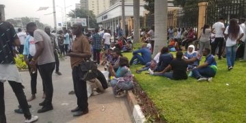 Kinshasa: Les agents et cadres des services centraux de L&rsquo;EPST en sit-in au ministère du budget réclamant la mécanisation de leur prime de l&rsquo;encadrement de la paie