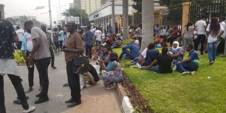 Kinshasa: Les agents et cadres des services centraux de L’EPST en sit-in au ministère du budget réclamant la mécanisation de leur prime de l’encadrement de la paie