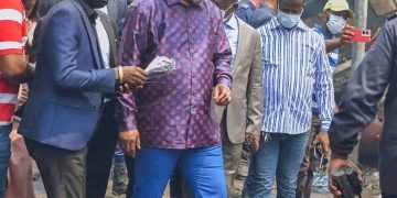 Incendie du camion-citerne au Rond-Point Ngaba : Peter Kazadi annonce des sanctions contre les PCR affectés dans ce coin de Kinshasa