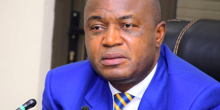 Kinshasa : Le gouverneur Gentiny Ngobila suspend le bourgmestre adjoint de la commune de la N’sele pour apparition dans une vidéo sextape (communiqué)