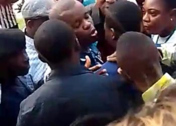 RDC : le ministre de la jeunesse Yves Bunkulu chassé du bureau du Conseil National de la jeunesse .