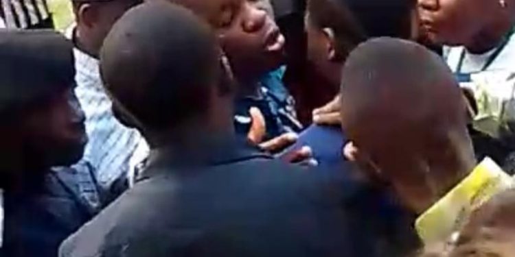 RDC : le ministre de la jeunesse Yves Bunkulu chassé du bureau du Conseil National de la jeunesse .