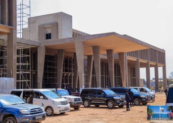 Haut-Katanga : Le Gouverneur Jacques Kyabula inspecte les travaux de construction du siège officiel de l’Assemblée Provinciale