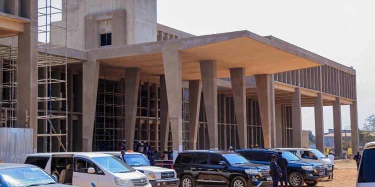 Haut-Katanga : Le Gouverneur Jacques Kyabula inspecte les travaux de construction du siège officiel de l’Assemblée Provinciale
