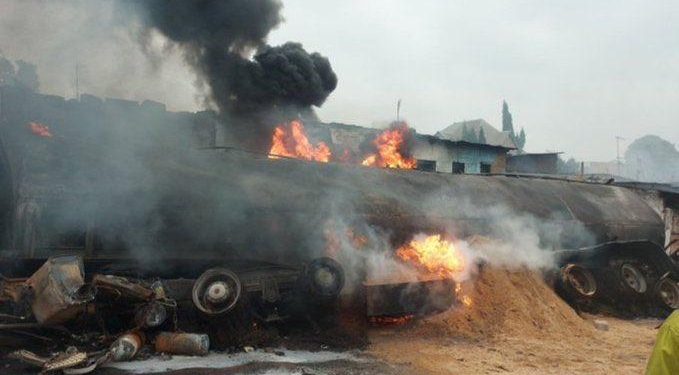 Explosion d’un camion-citerne à Ngaba : les opérateurs économiques appelés à se procurer à la police d’assurance professionnelle et à effectuer un contrôle technique régulier de leurs véhicules (Conseil des ministres)